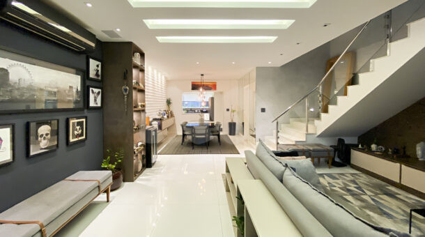 Imagem corredor de transição entre sala e cozinha da casa à venda em condomínio de alto padrão.