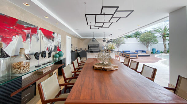 àrea gourmet da casa com mesa grande de 10 lugares, à venda no Malibu