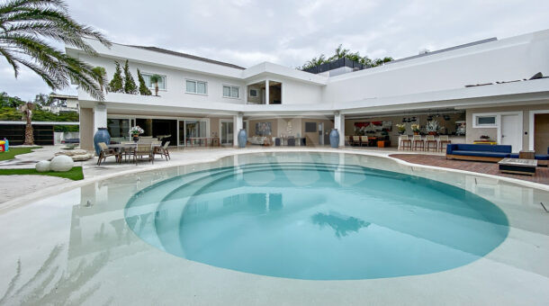 ampla piscinha com prainha da mansão duplex, à venda na barra da tijuca