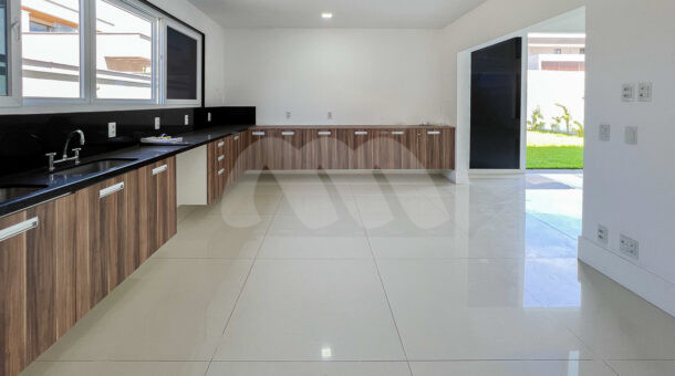 Cozinha com armários planejados - Condomínio Alphaville Barra da Tijuca