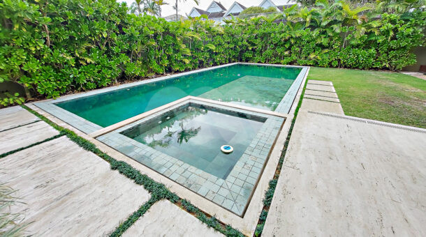 piscina na área externa com paisagismo
