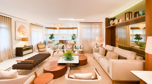 Sala de estar com decoração moderna e atemporal em casa à venda na Barra da Tijuca