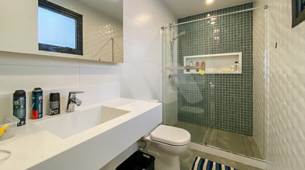 banheiro da suíte com um chuveiro, no Malibu