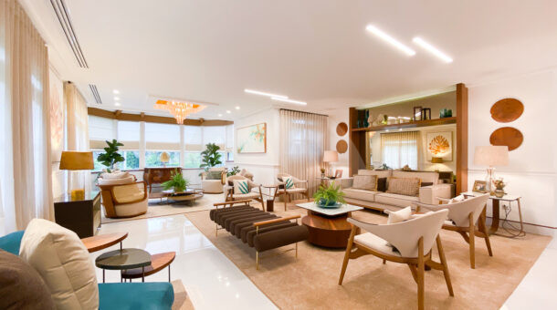 Sala de estar de casa à venda dividida em dois ambientes, com decoração moderna e móveis de alto padrão