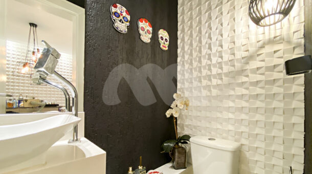 Imagem do banheiro com vista da parede com detalhes em caveira da casa à venda