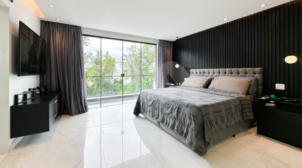 Imagem do quarto com cama de casal da linda casa à venda.