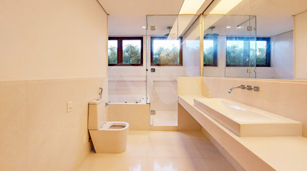Banheiro duplo da suíte master com banheira de hidromassagem