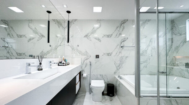 Imagem do banheiro com revestimento em porcelanato da casa à venda em prestigioso condomínio.