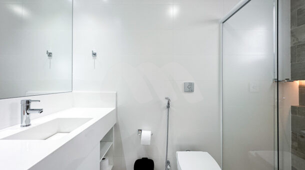 Imagem frontal do banheiro da casa à venda em condomínio de alto padrão.