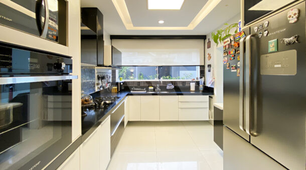 Imagem frontal cozinha da casa à venda no condomínio Riviera Del Sol.