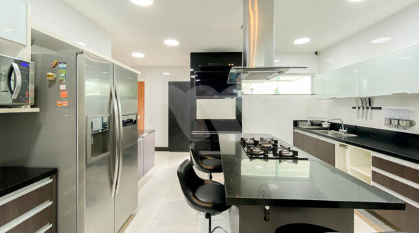 cozinha da casa triplex com geladeira de duas portas