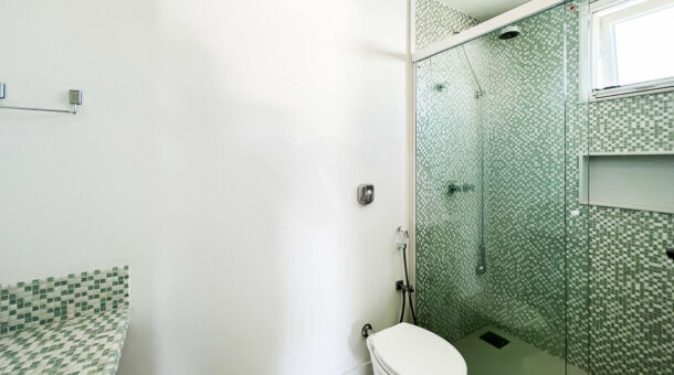 Banheiro Suíte - Condomínio Alphaville - Muller Imóveis Banheiro com box de Blindex na Barra da tijuca.