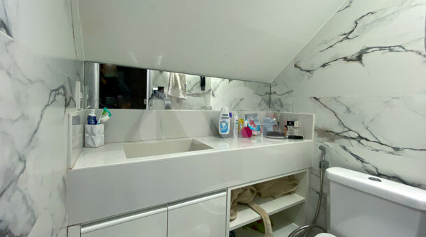 Imagem do banheiro no sótão em porcelanato do imóvel à venda na Muller Imóveis RJ