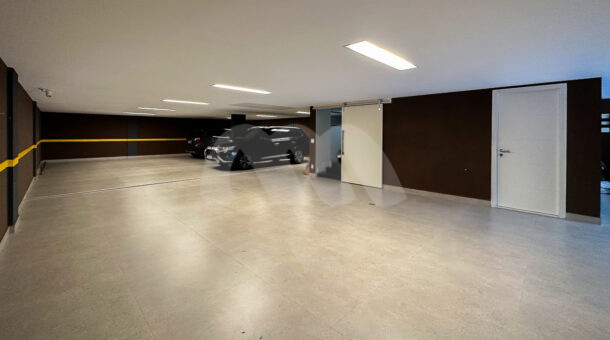 Subsolo com garagem para 6 carros e quarto reversível - Condomínio Alphaville