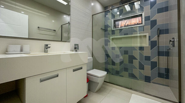 banheiro com azulejo condomio Alphaville