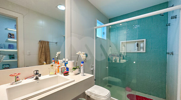 banheiro da suíte com espelho amplo e box com chuveiro