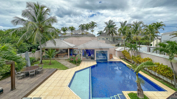 Área externa de casa à venda no condomínio Mansões, com piscina, sauna e área gourmet