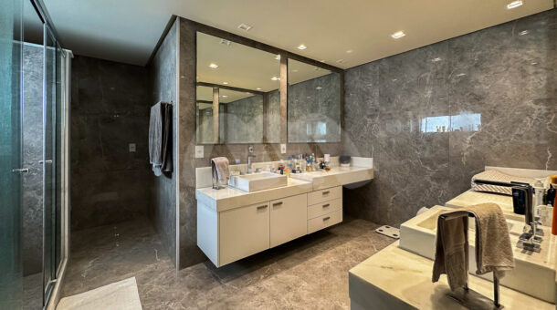 Salão de banho com cuba dupla, chuveiro duplo e possibilidade para instalação da banheira de hidromassagem - Suíte Master