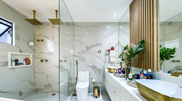 Imagem frontal do lavabo com banheira da casa à venda no condomínio Riviera Del Sol