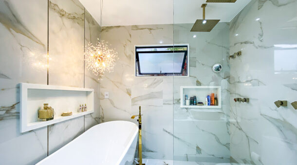 Imagem do lavabo com banheira da casa à venda no condomínio Riviera Del Sol