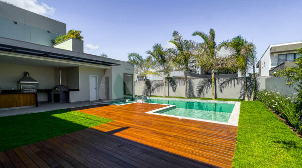 área externa com piscina, gramado e deck de madeira, à venda no alphaville