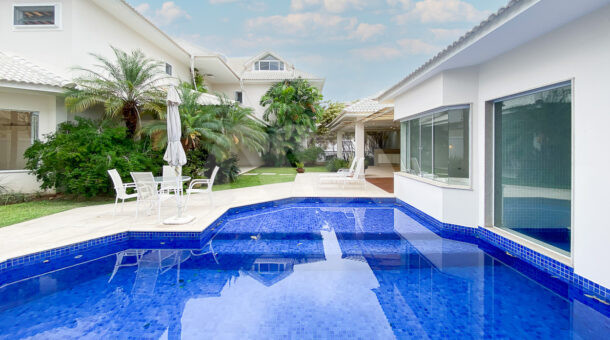 Imagem da piscina ampla com prainha da casa à venda na Muller Imóveis RJ. Imobiliária Rio de Janeiro