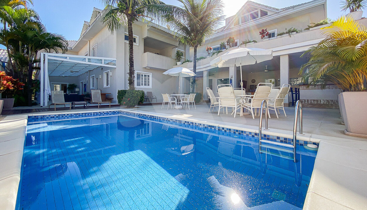 imagem da área externa com ampla piscina do Triplex próximo à praia à venda na Barra da Tijuca
