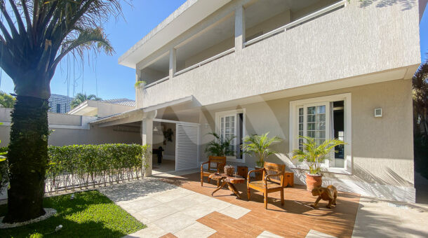 imagem da área externa da casa Triplex próximo à praia à venda na Barra da Tijuca na imobiliária de luxo RJ