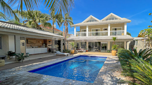 Imagem da área externa com piscina da casa Triplex Unifamiliar à venda na Barra da Tijuca RJ