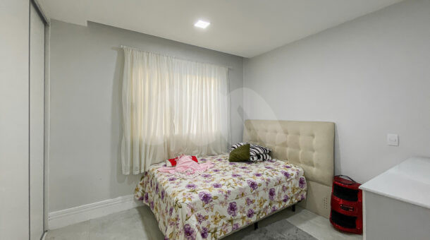 Imagem do quarto com cama de casal da mansão à venda em bairro nobre.
