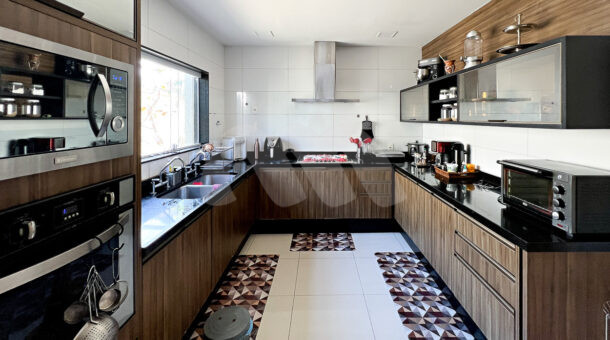 Imagem da cozinha com móveis da casa Triplex Unifamiliar à venda na Barra da Tijuca RJ