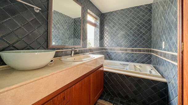 imagem do banheiro com hidro da suíte da casa duplex com clima rústico à venda na Barra da Tijuca na imobiliária de luxo RJ
