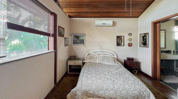 imagem da terceira suíte da casa duplex com clima rústico à venda na Barra da Tijuca na imobiliária de luxo RJ