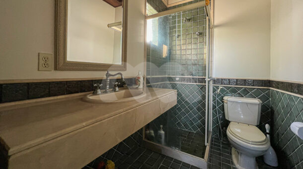 imagem do banheiro da terceira suíte da casa duplex com clima rústico à venda na Barra da Tijuca na imobiliária de luxo RJ