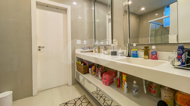 Imagem do banheiro com vista da pia dupla do belissimo imóvel no Recreio.
