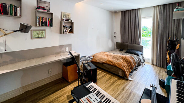Imagem da primeira suite da casa Triplex Unifamiliar à venda na Barra da Tijuca RJ