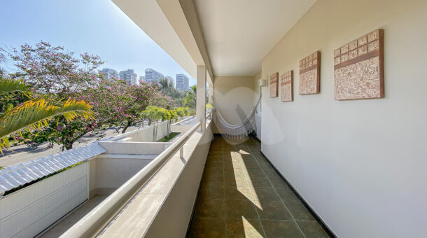 imagem da varanda da suíte master da casa Triplex próximo à praia à venda na Barra da Tijuca na imobiliária de luxo RJ
