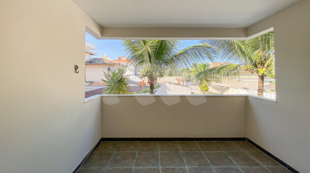 imagem da varanda da suíte da casa Triplex próximo à praia à venda na Barra da Tijuca na imobiliária de luxo RJ