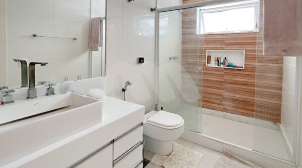 Imagem do banheiro da segunda suite da casa Triplex Unifamiliar à venda na Barra da Tijuca RJ