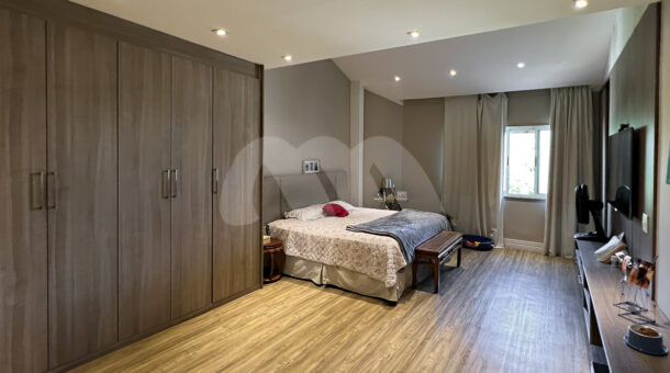 Imagem da terceira suite com piso de madeira da casa Triplex Unifamiliar à venda na Barra da Tijuca RJ