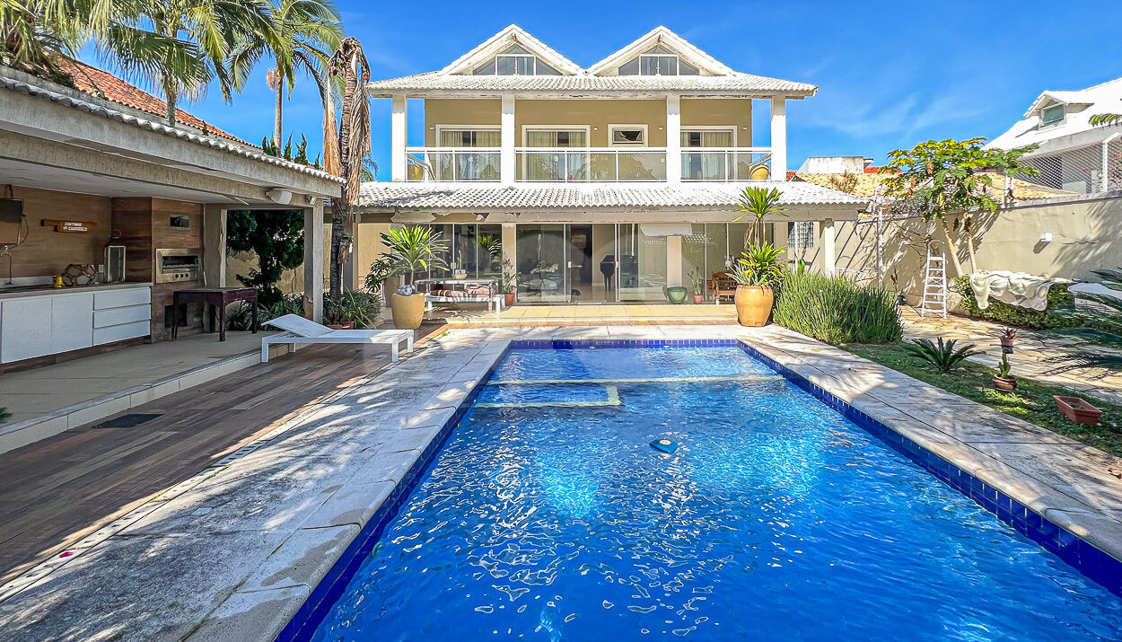 Imagem da área externa com piscina da casa Triplex Unifamiliar à venda na Barra da Tijuca