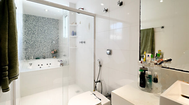 Imagem do banheiro da terceira suite da casa Triplex Unifamiliar à venda na Barra da Tijuca RJ