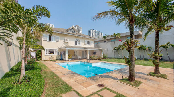 Imagem da área externa com piscina da casa triplex com edícula á venda na Barra da Tijuca