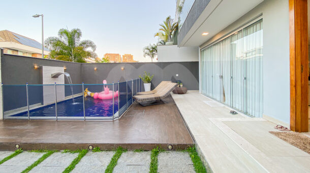 Imagem da piscina do imóvel à venda em condomínio de mansões.