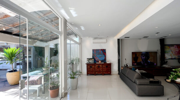 Imagem da sala com tv e varanda da casa Triplex Unifamiliar à venda na Barra da Tijuca RJ
