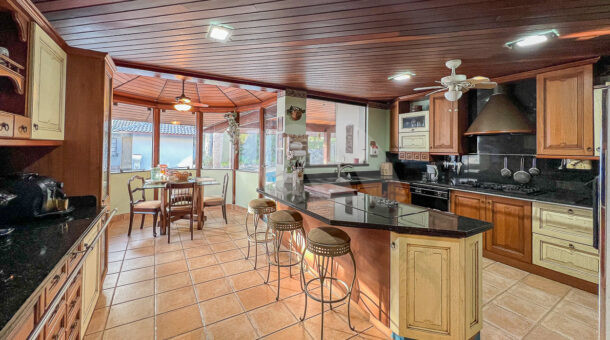 imagem da cozinha rustica da casa duplex com clima rústico à venda na Barra da Tijuca na imobiliária de luxo RJ