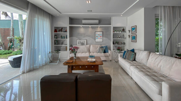 Sala de estar com vista para área de lazer - Ampla Casa Triplex Condomínio Santa Monica Jardins