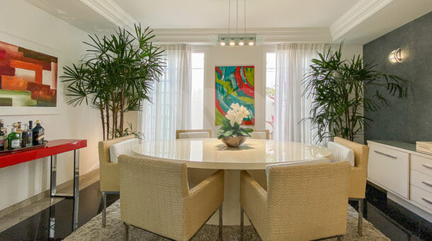 imagem da sala de jantar com mesa redonda da casa Triplex próximo à praia à venda na Barra da Tijuca na imobiliária de luxo RJ