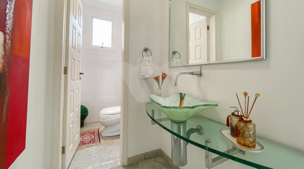 imagem do lavabo da casa Triplex próximo à praia à venda na Barra da Tijuca na imobiliária de luxo RJ