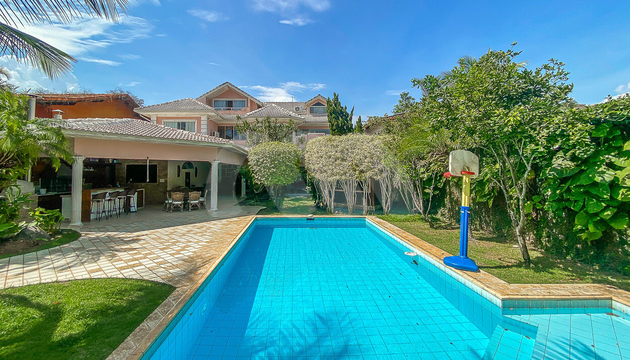 Imagem de piscina em area externa com paisagismo em casa triplex à venda